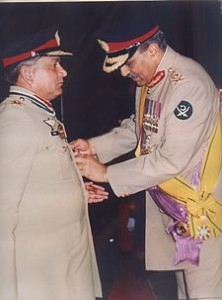 Il Presidente Muhammad Zia-ul-Haq  decora il generale Shamim_Alam_Khan_ 