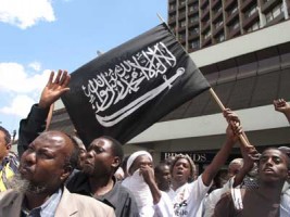 Dimostranti con la bandiera di Al Shabaab
