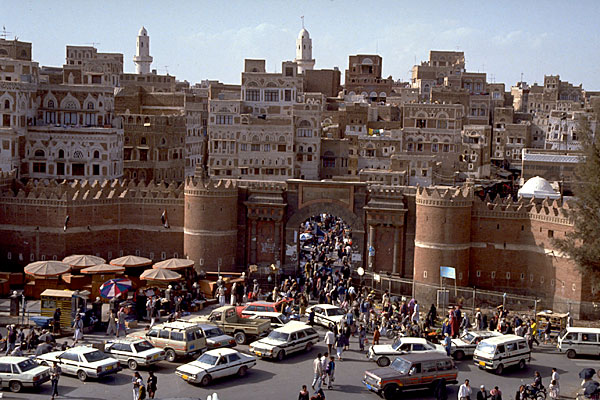 Le mura e una delle porte di accesso a Sana'a, quelle porte che ancora con l'Imam Yayha  venivano chiuse al tramonto...solo quasi un centinaio di anni fa...
