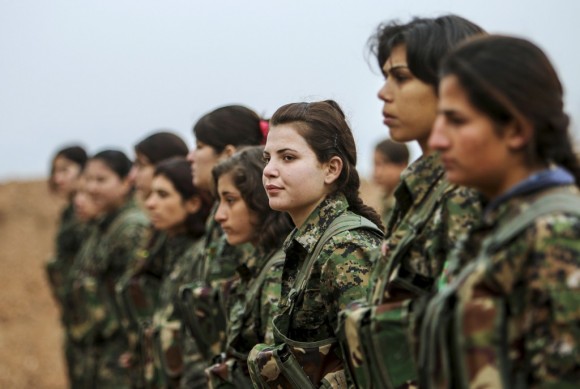 Donne combattenti curde del YPG nel campo di Ras Al Ain nel gennaio 2015. Foto REUTERS/Rodi Said