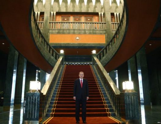 Il Palazzo d Erdogan...mille stanze. Anche Ceausescu aveva un palazzo simile....