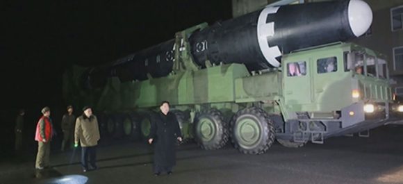 Kim Jong Un accanto al missile ICBM Hawasong - 15....